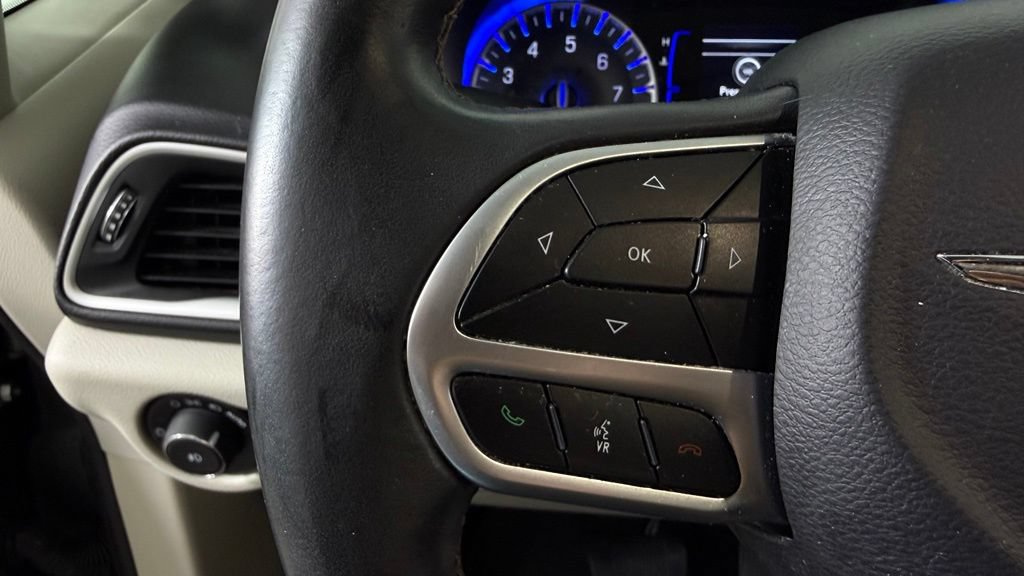 Used 2018 Chrysler Pacifica Touring-L w/ Premium Audio Group FWD image 18