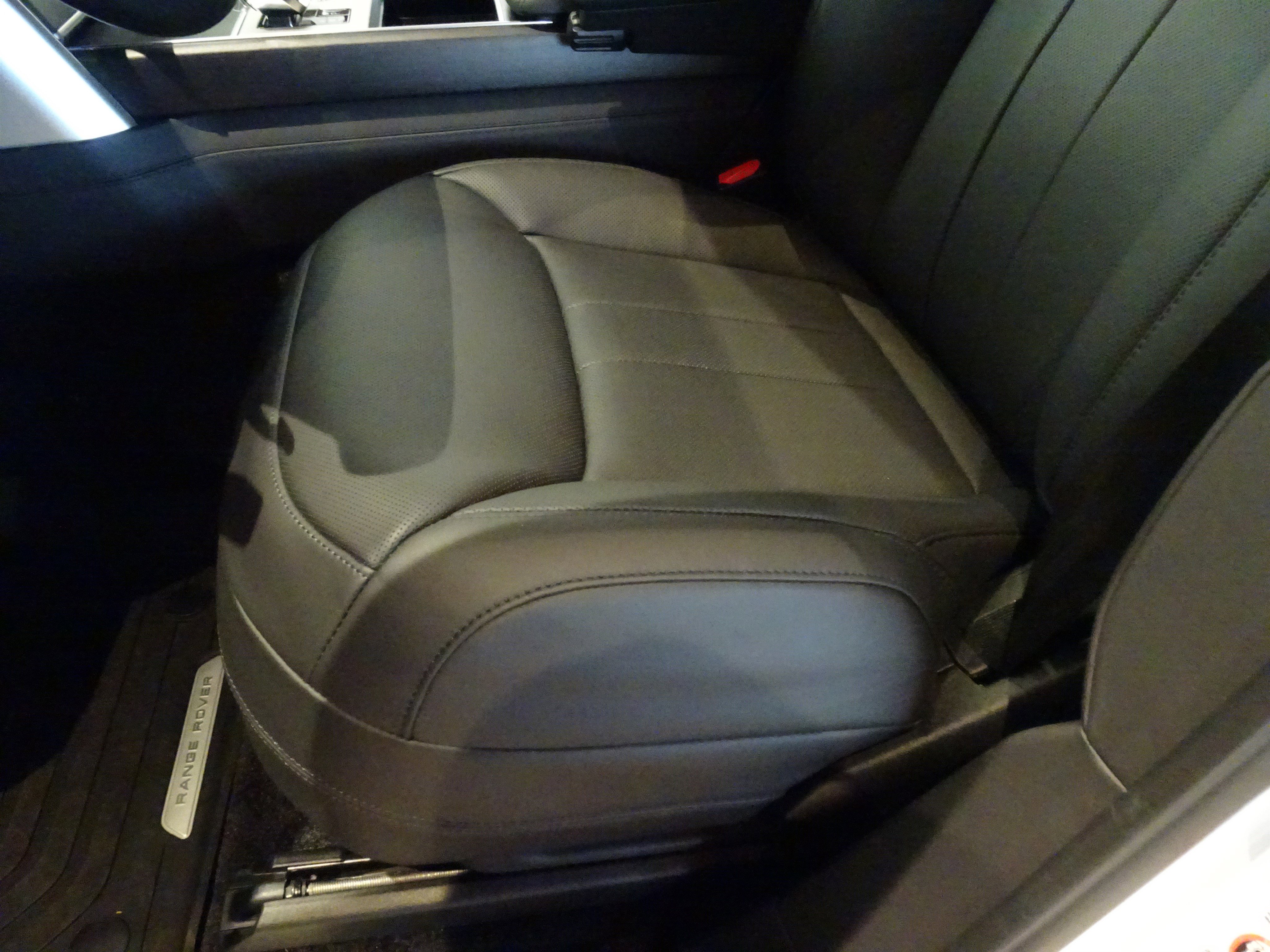 New 2025 Land Rover Range Rover Long Wheelbase SE image 16