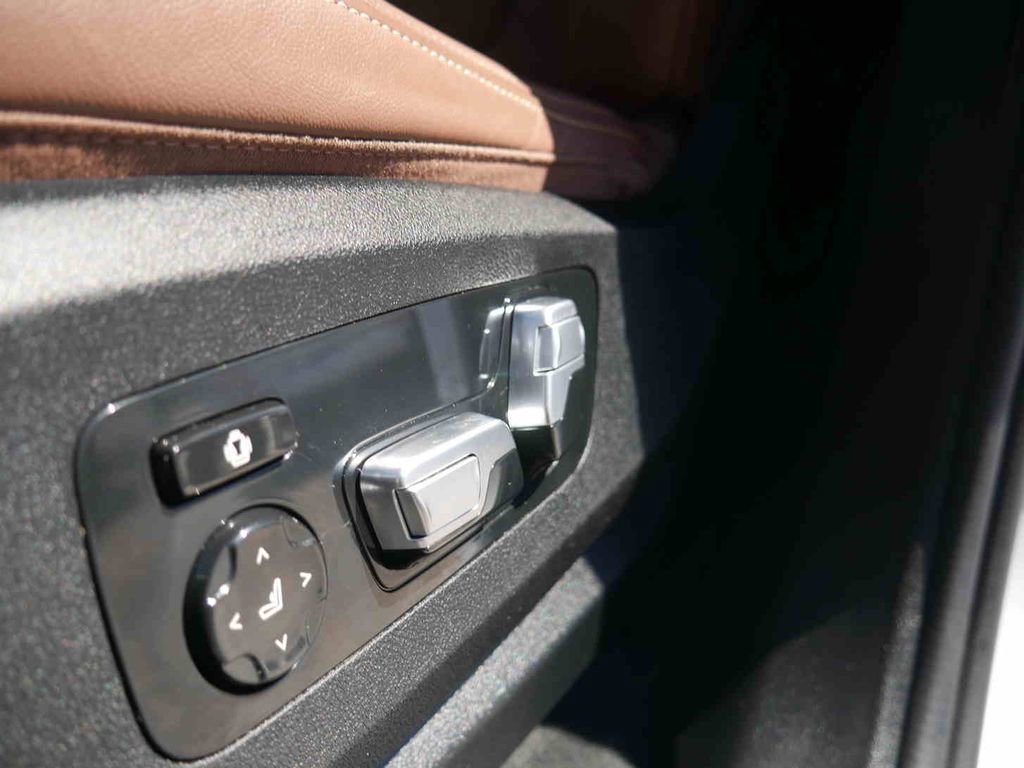 Used 2023 BMW X7 xDrive40i w/ Premium Package image 30