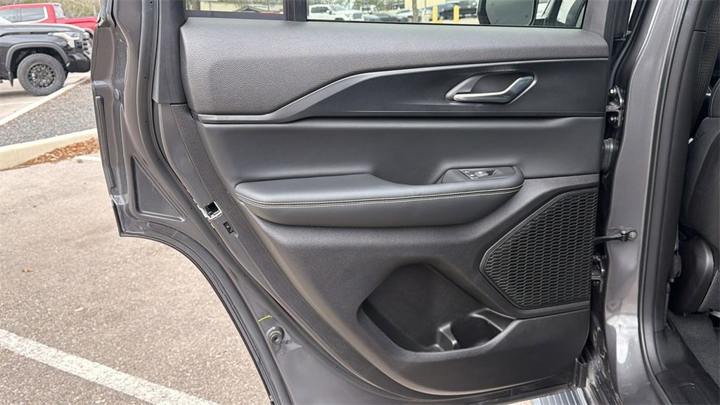 Used 2025 Jeep Grand Cherokee Laredo X w/ Luxury Tech Group I image 21