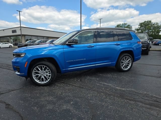 Used 2023 Jeep Grand Cherokee L Summit w/ Advanced Protech Group IV AWD/4WD image 3