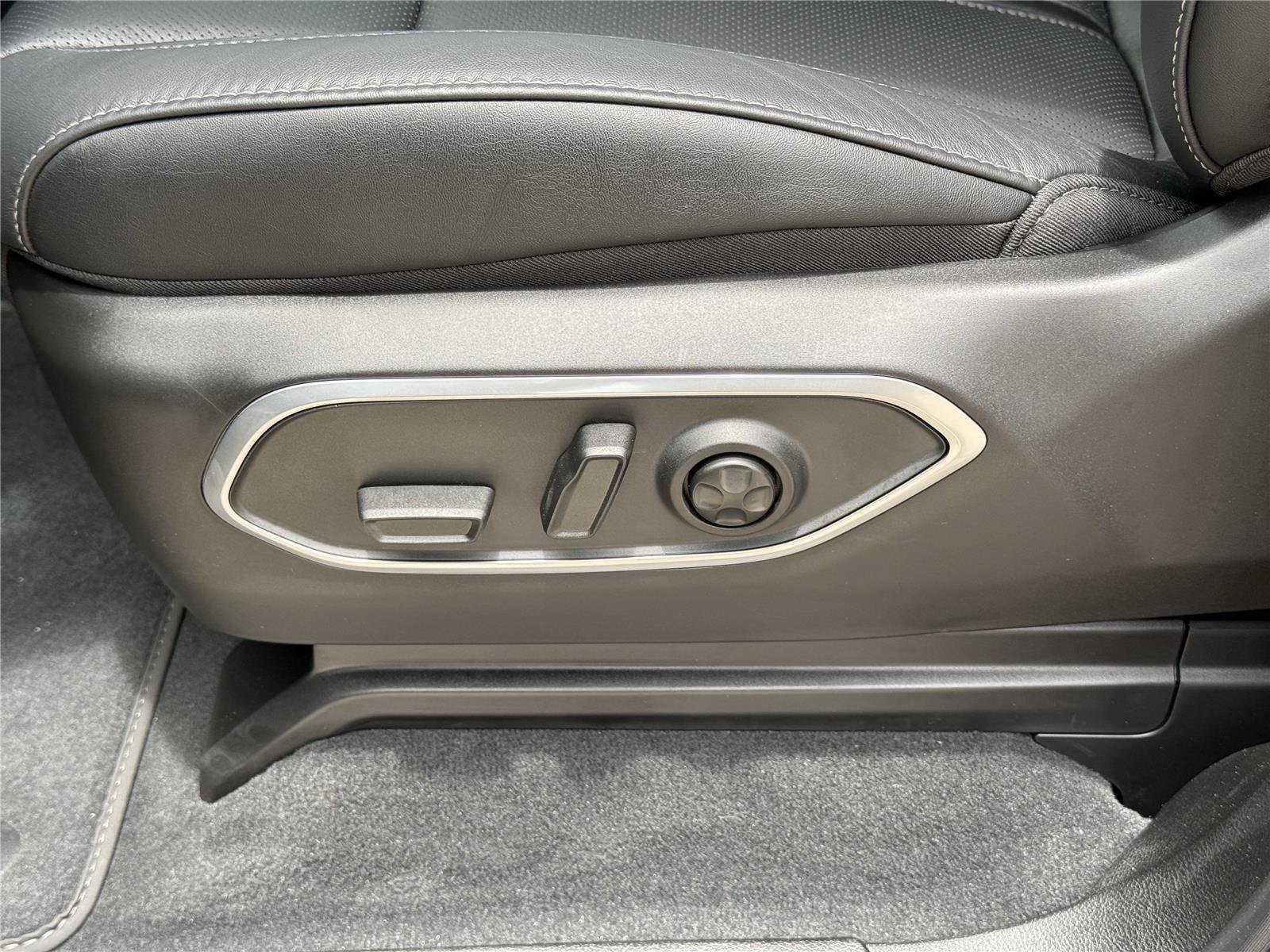 New 2025 Jeep Wagoneer L Series II AWD/4WD image 14