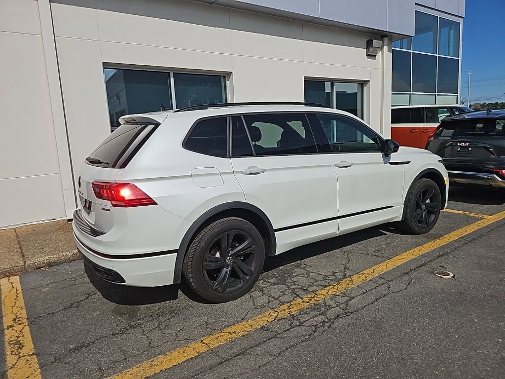 Used 2024 Volkswagen Tiguan SE R-Line image 2