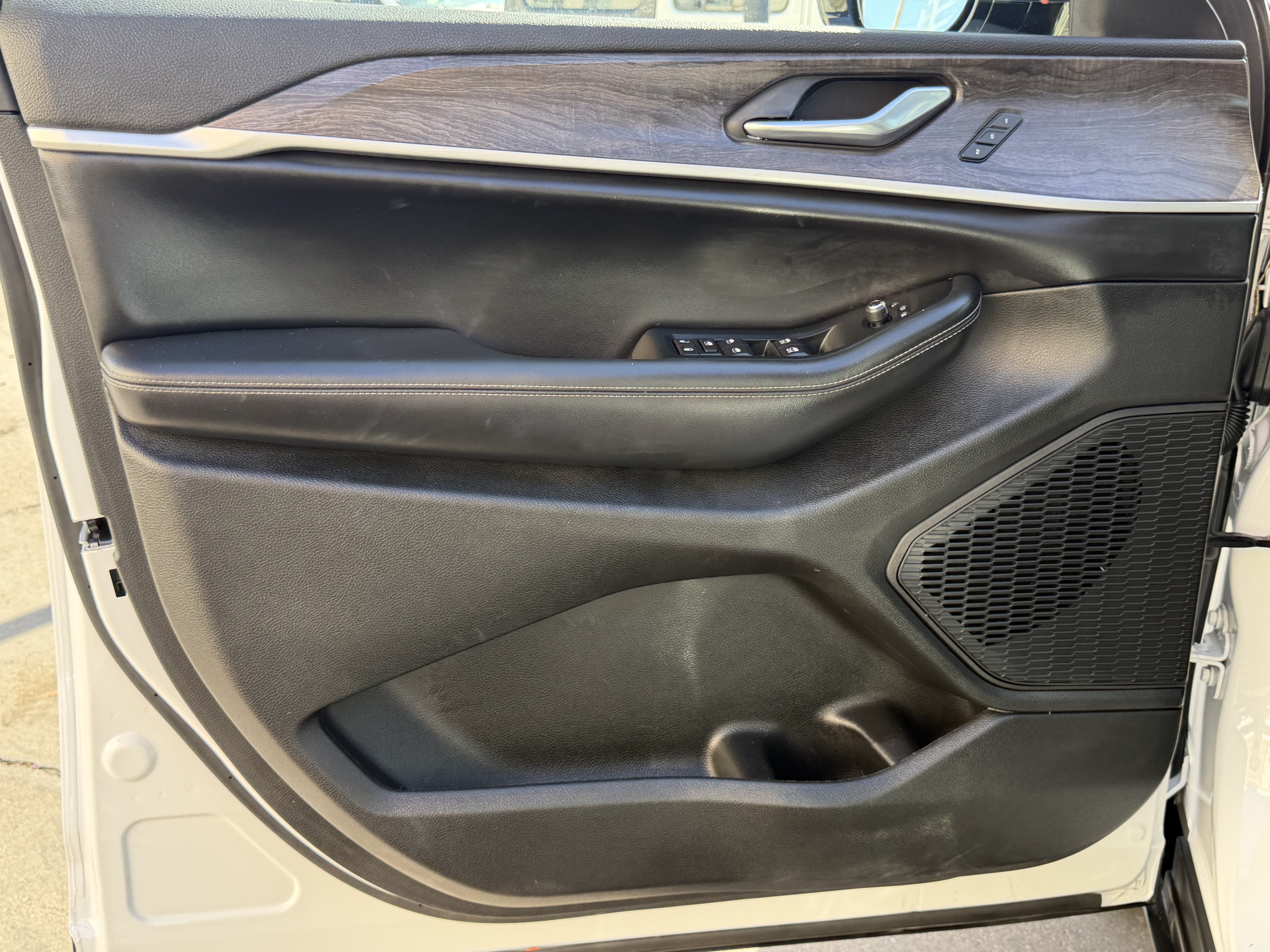 Used 2023 Jeep Grand Cherokee Limited w/ Luxury Tech Group II RWD image 19