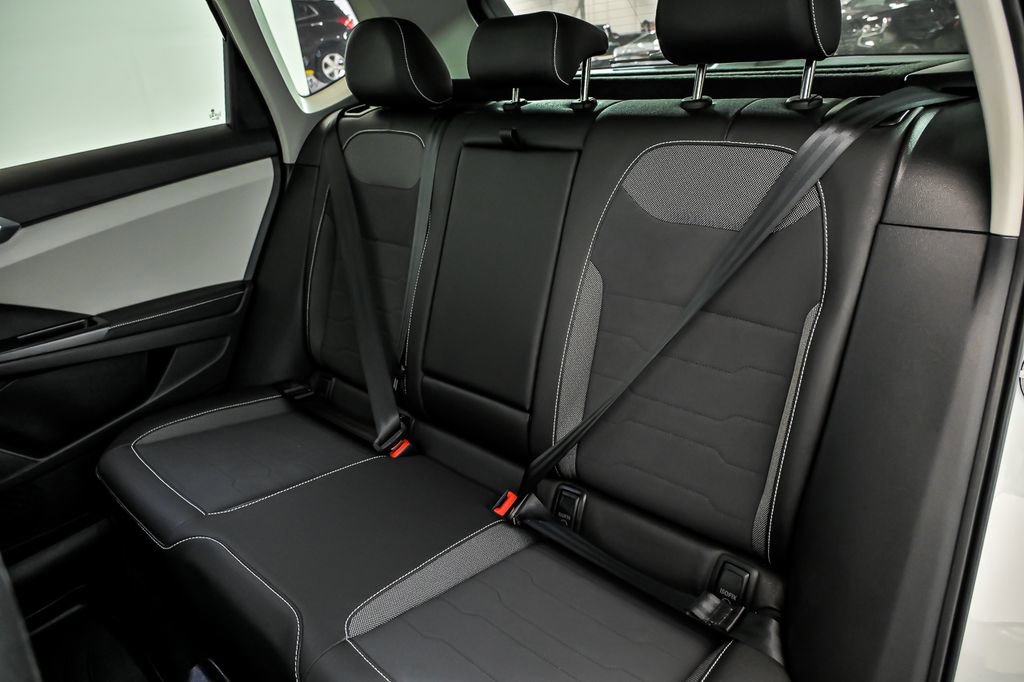 Used 2025 Volkswagen Taos SE w/ Panoramic Sunroof Package AWD/4WD image 15