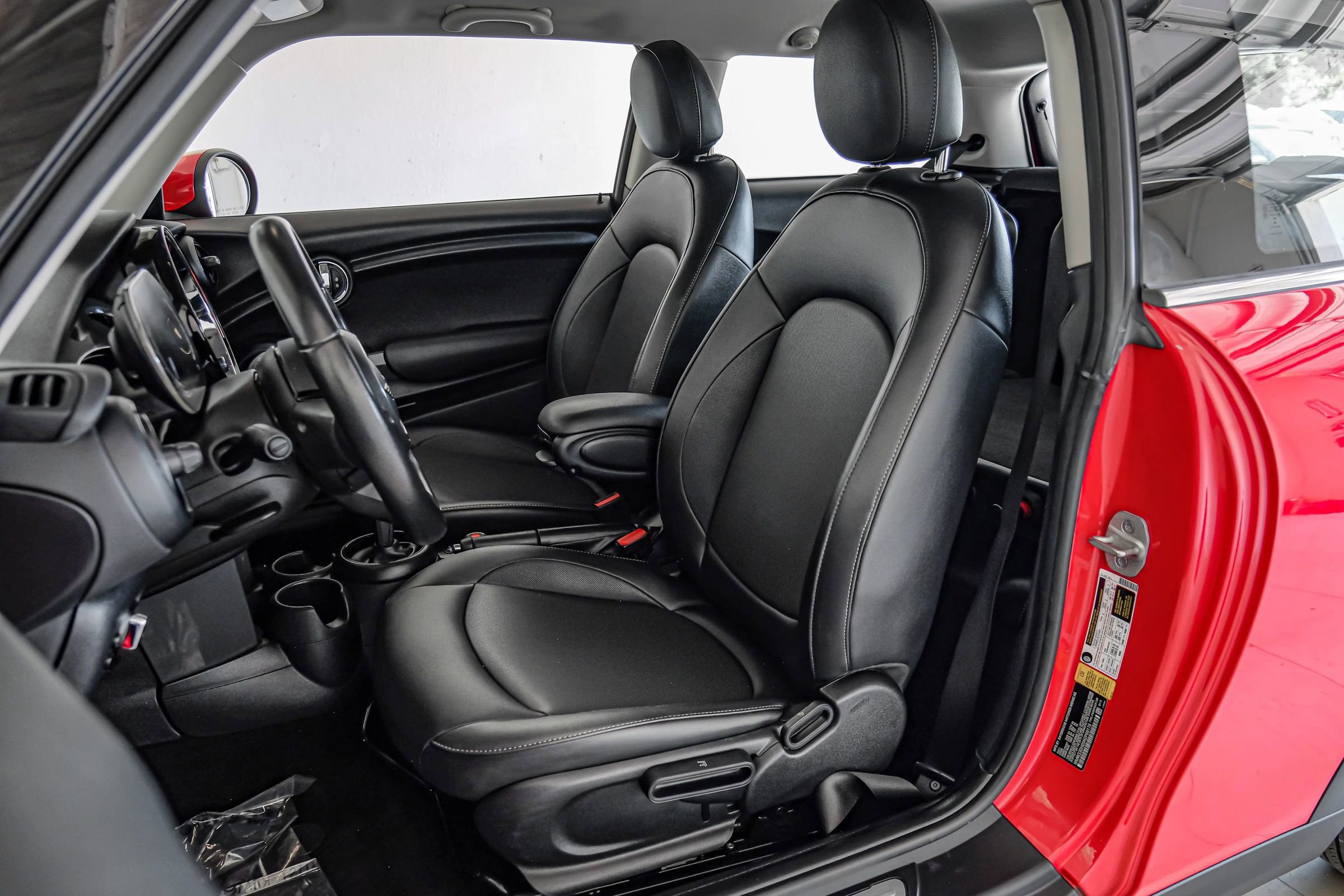Used 2022 MINI Cooper 2-Door Hardtop image 3