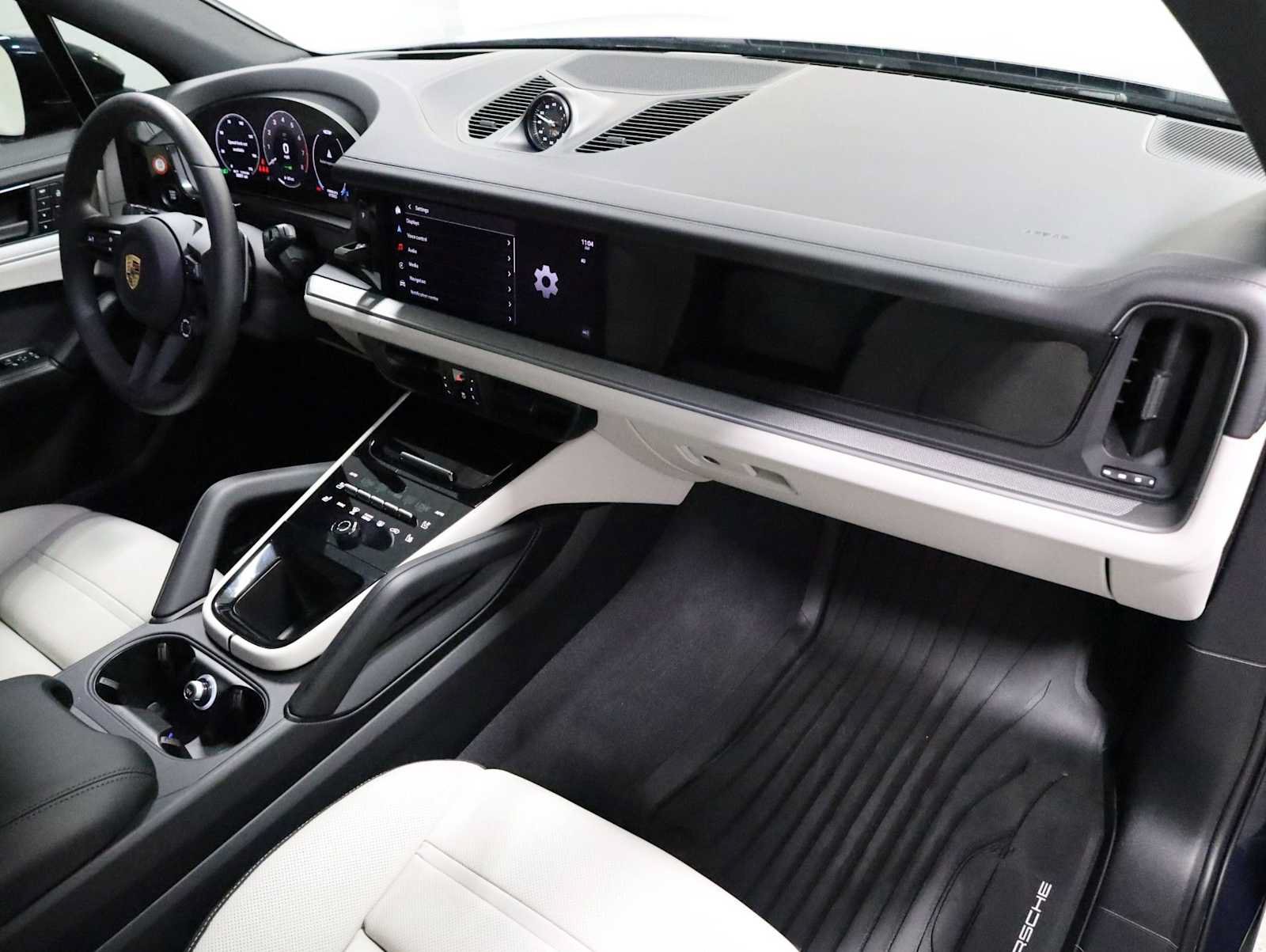 Certified 2025 Porsche Cayenne E-Hybrid AWD/4WD image 6