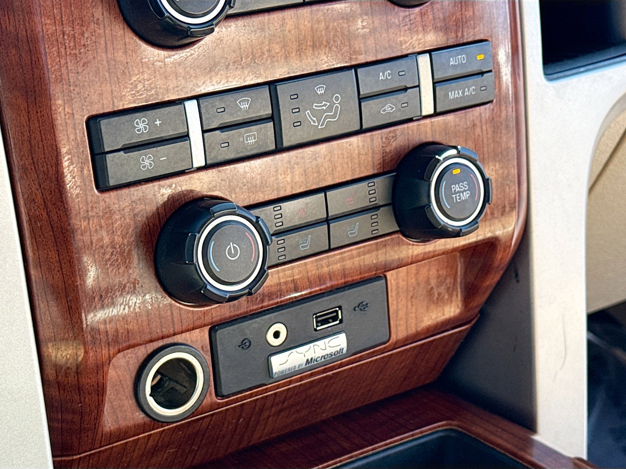 Used 2010 Ford F150 Lariat image 10