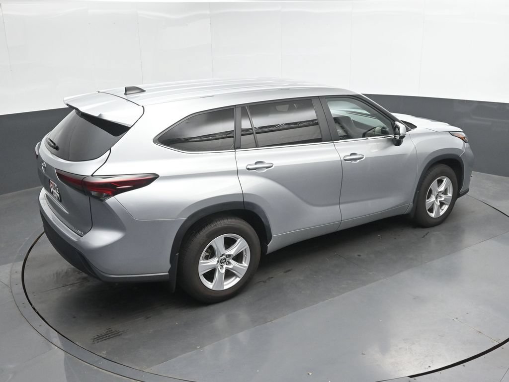 Used 2024 Toyota Highlander LE AWD/4WD image 31