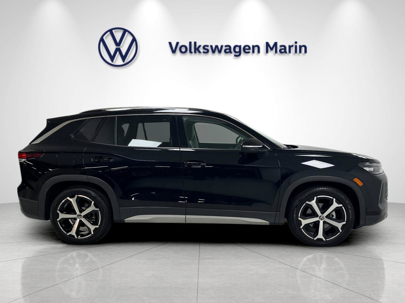 Used 2025 Volkswagen Tiguan SE w/ Panoramic Sunroof Package FWD image 6