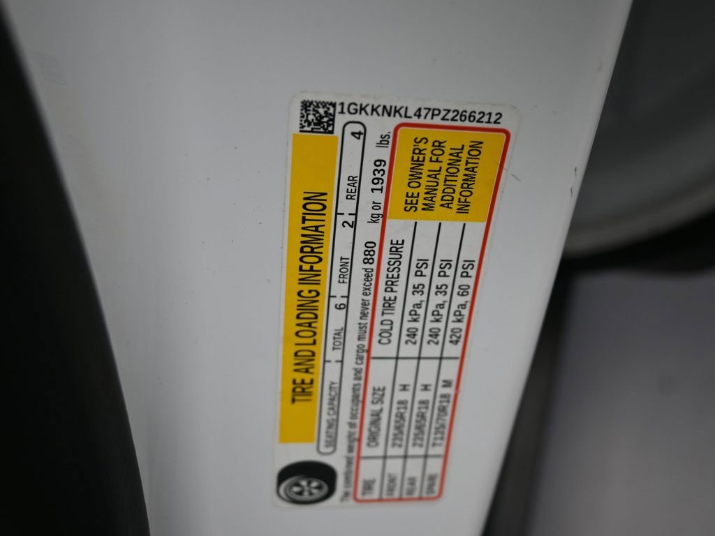 Used 2023 GMC Acadia SLE w/ Driver Convenience Package image 9