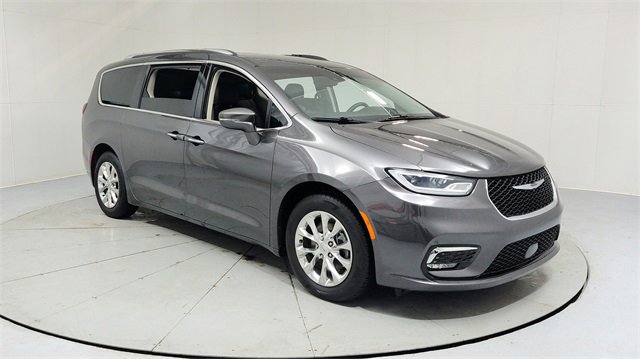 Used 2021 Chrysler Pacifica Touring-L w/ Uconnect Theater Family Group image 7