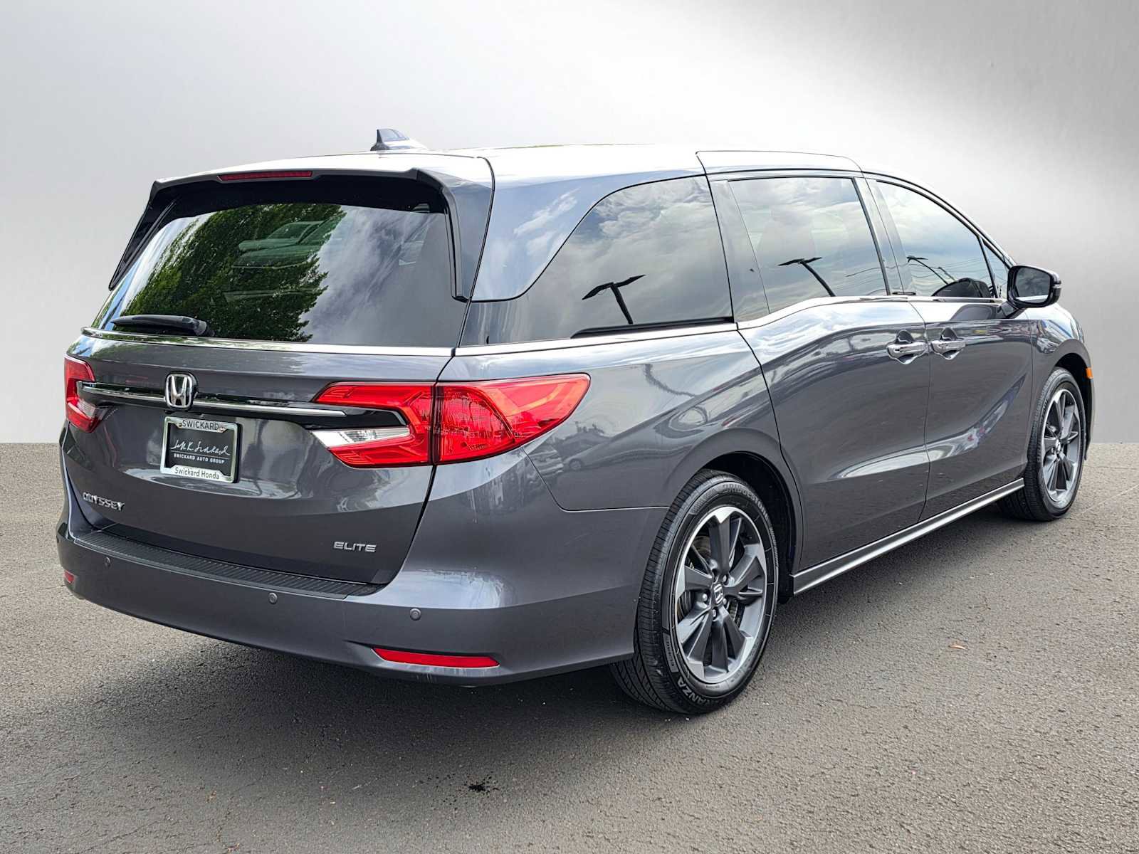 Used 2024 Honda Odyssey Elite image 3