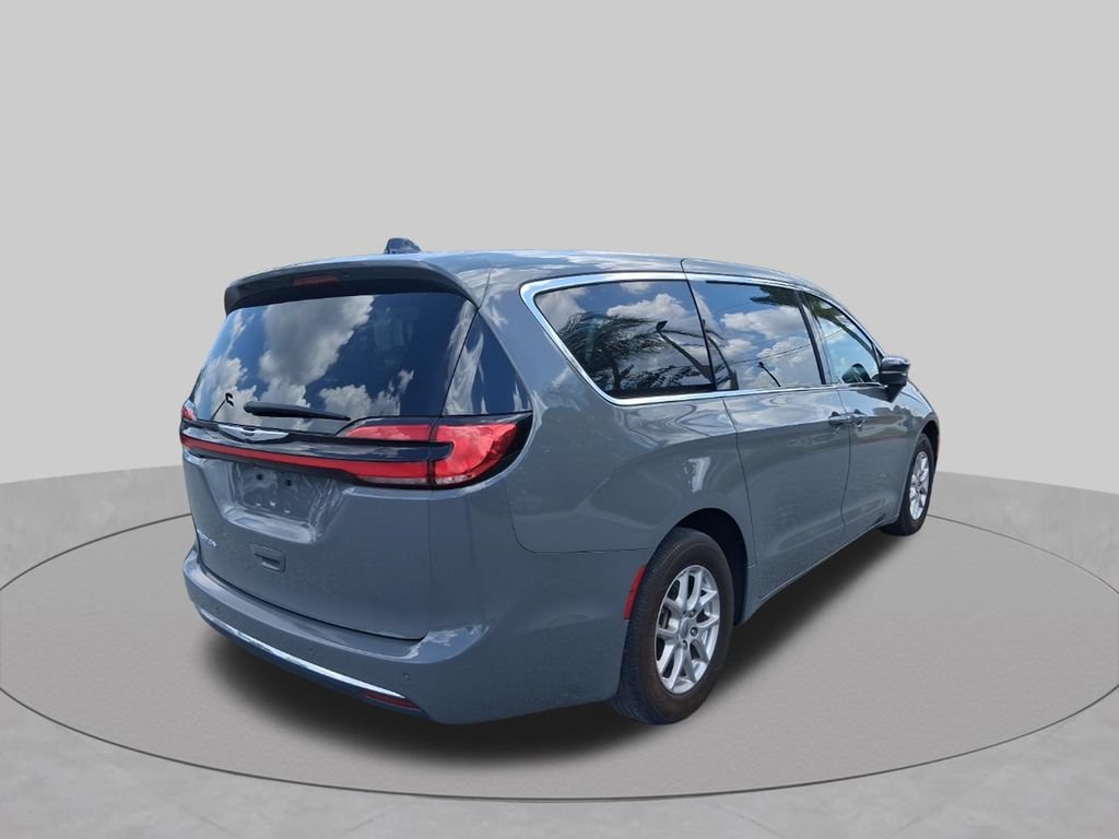 Used 2025 Chrysler Pacifica Select FWD image 7
