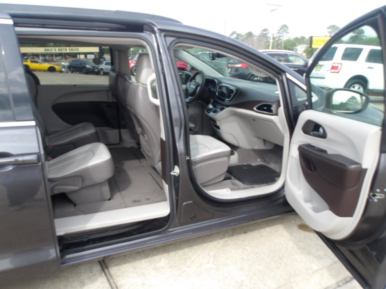 Used 2020 Chrysler Voyager Lxi FWD image 6