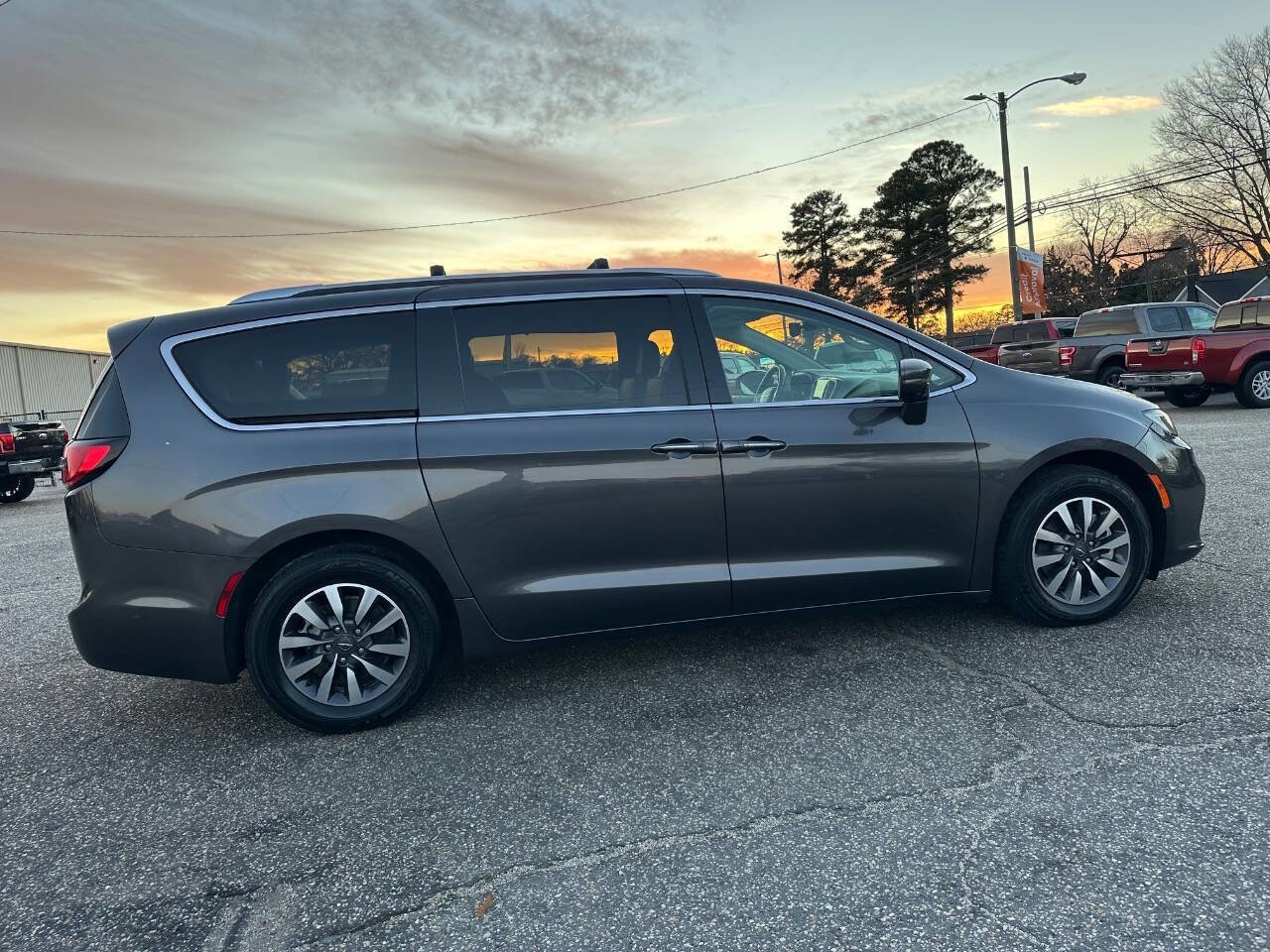 Used 2021 Chrysler Pacifica Touring-L FWD image 21