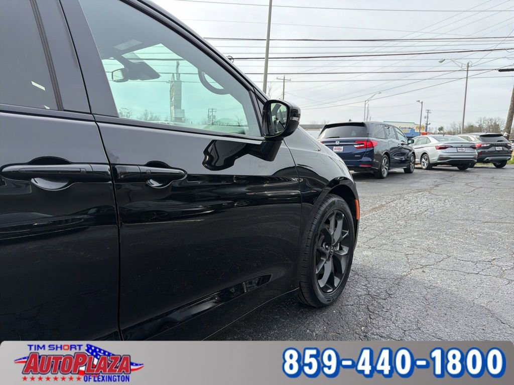 Used 2025 Chrysler Pacifica Limited image 36