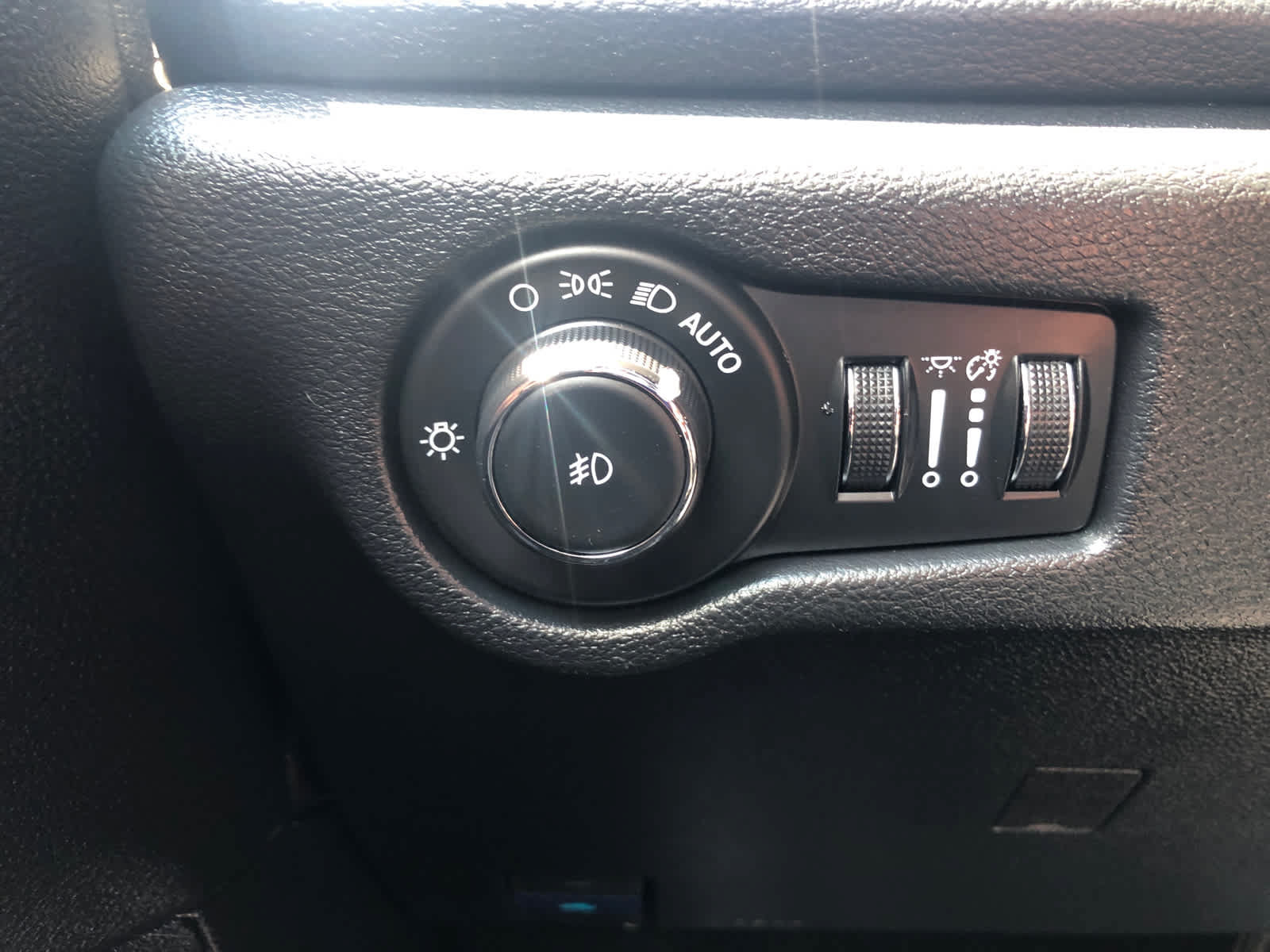 Used 2025 Chrysler Pacifica Limited FWD image 11