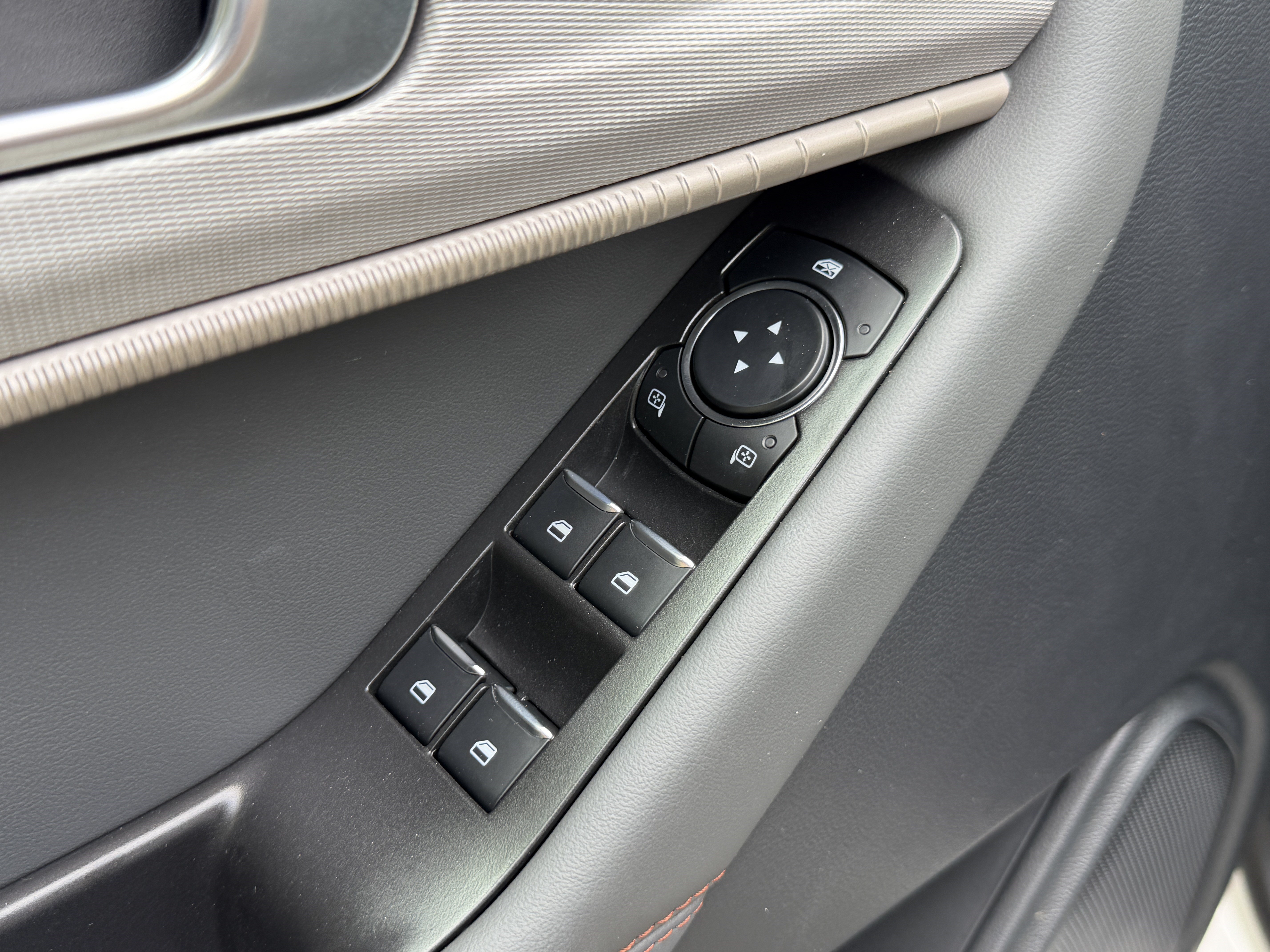 Used 2025 Ford Explorer Active RWD image 14
