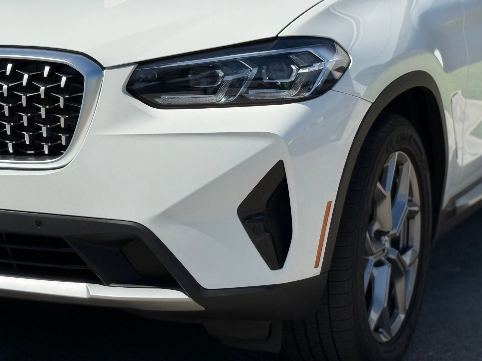 Used 2023 BMW X4 xDrive30i w/ Convenience Package AWD/4WD image 3