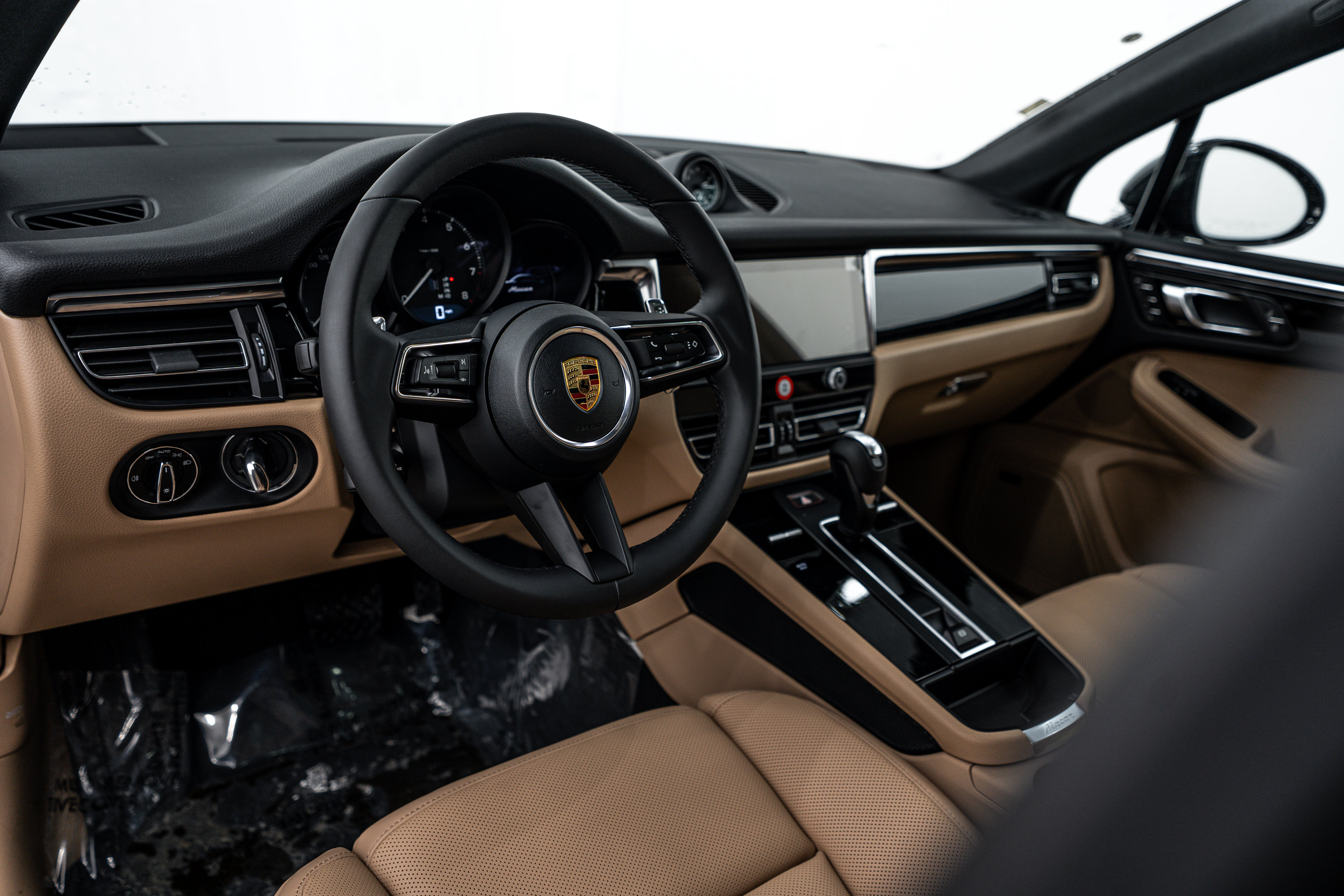 Certified 2026 Porsche Macan AWD/4WD image 4