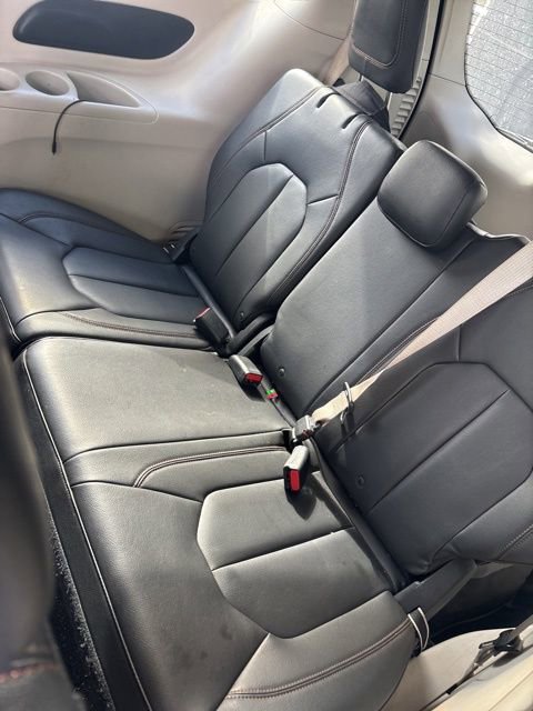 Used 2017 Chrysler Pacifica Touring-L image 12