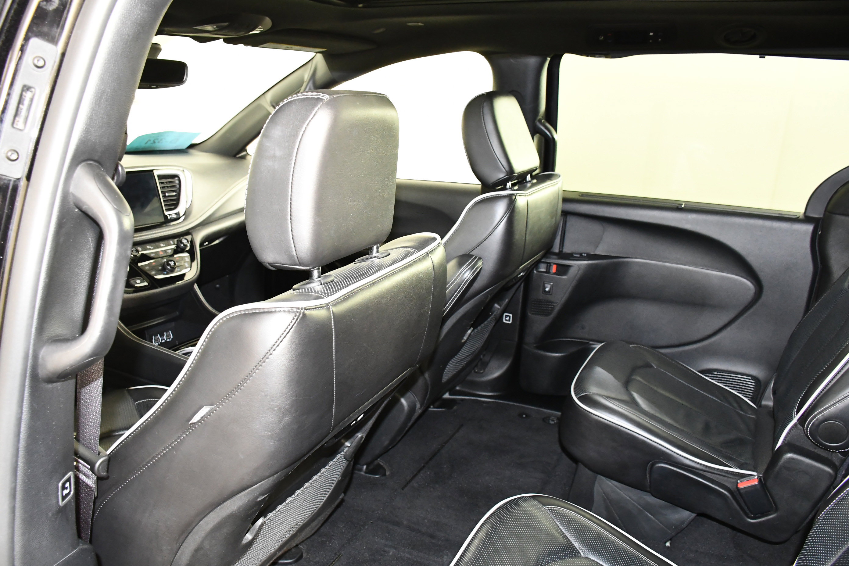 Used 2025 Chrysler Pacifica Limited image 45