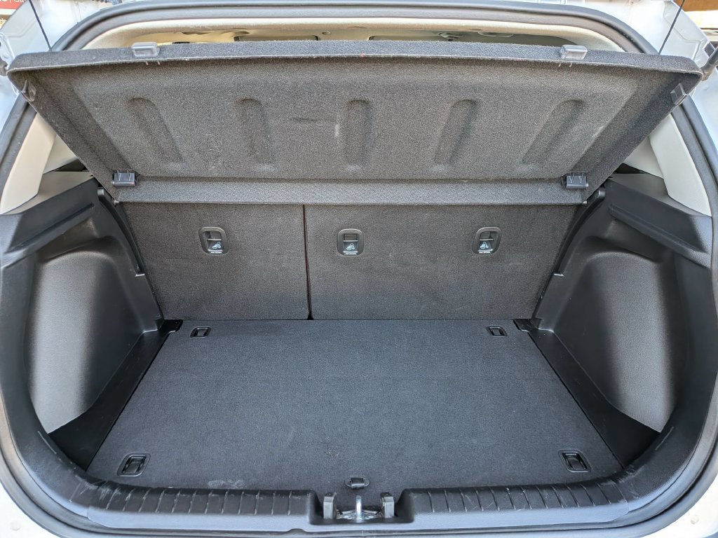 Used 2025 Hyundai Venue SEL FWD image 25