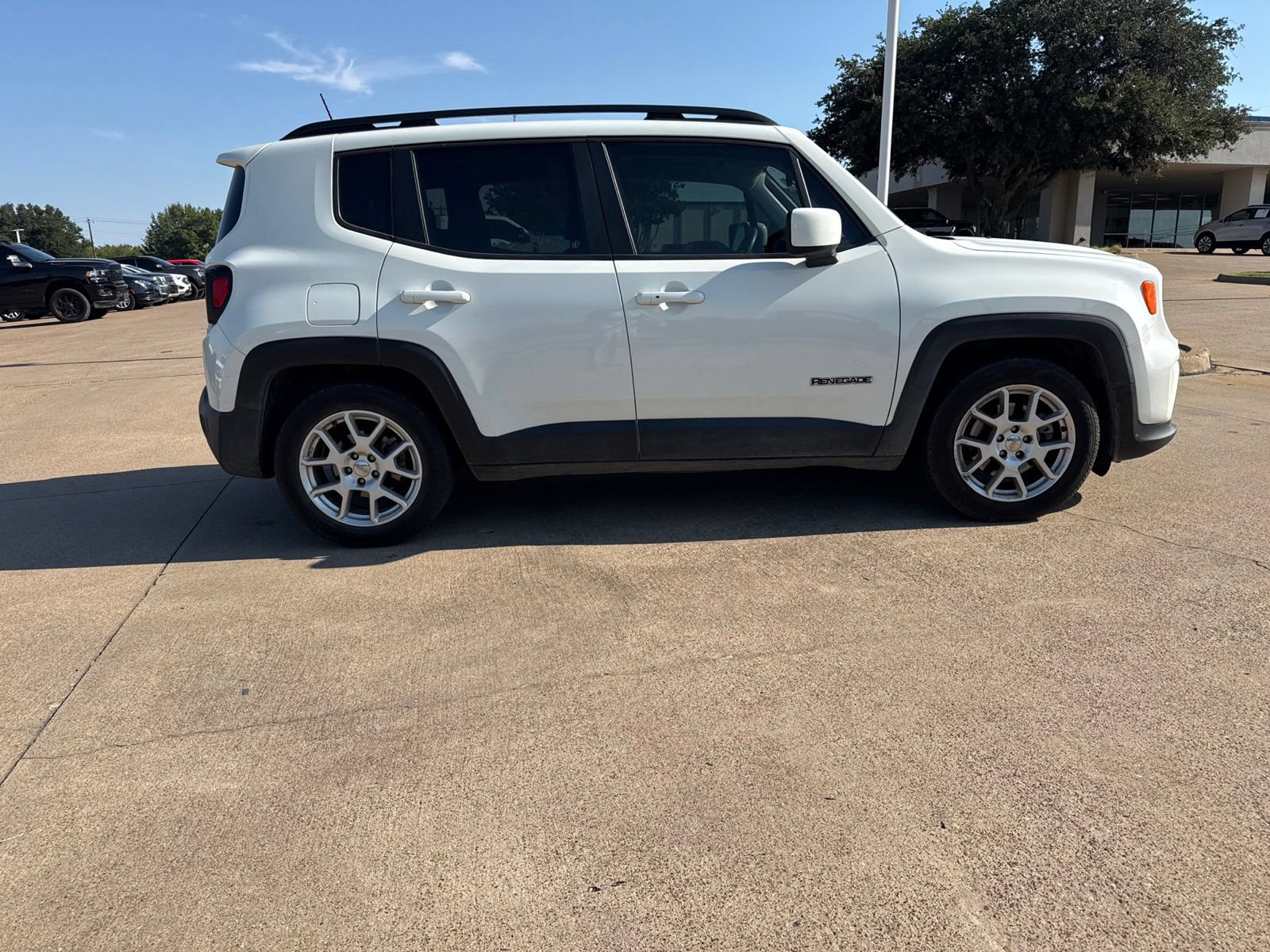 Used 2021 Jeep Renegade Latitude FWD image 8