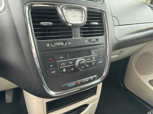 Used 2014 Chrysler Town & Country Touring w/ Driver Convenience Group FWD image 20