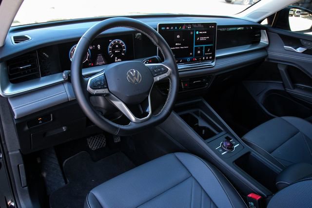 Certified 2025 Volkswagen Tiguan SE image 9