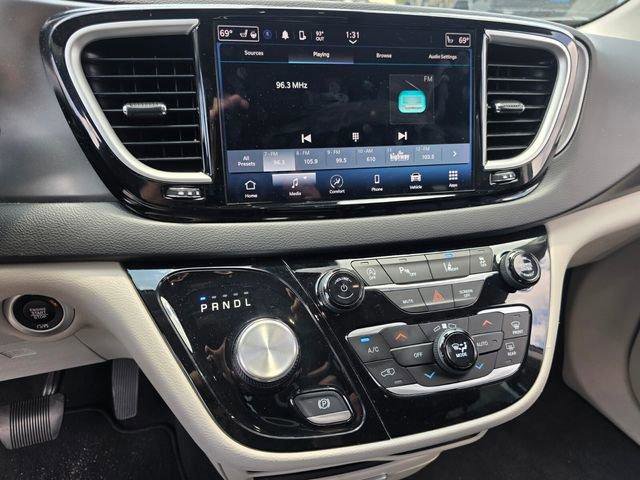 Used 2023 Chrysler Pacifica Touring-L FWD image 21