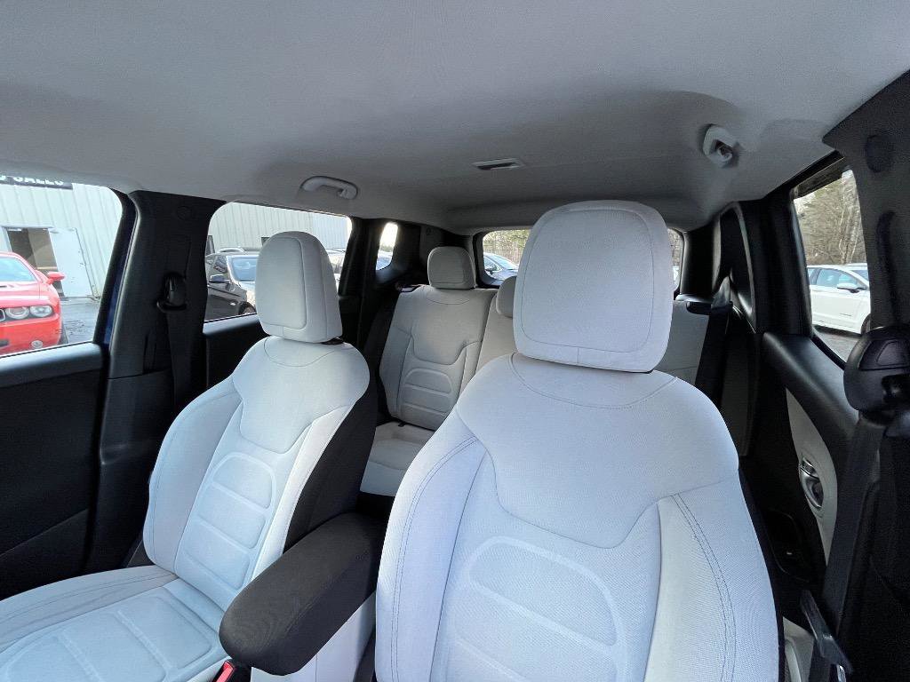Used 2019 Jeep Renegade Latitude w/ Popular Equipment Group FWD image 24