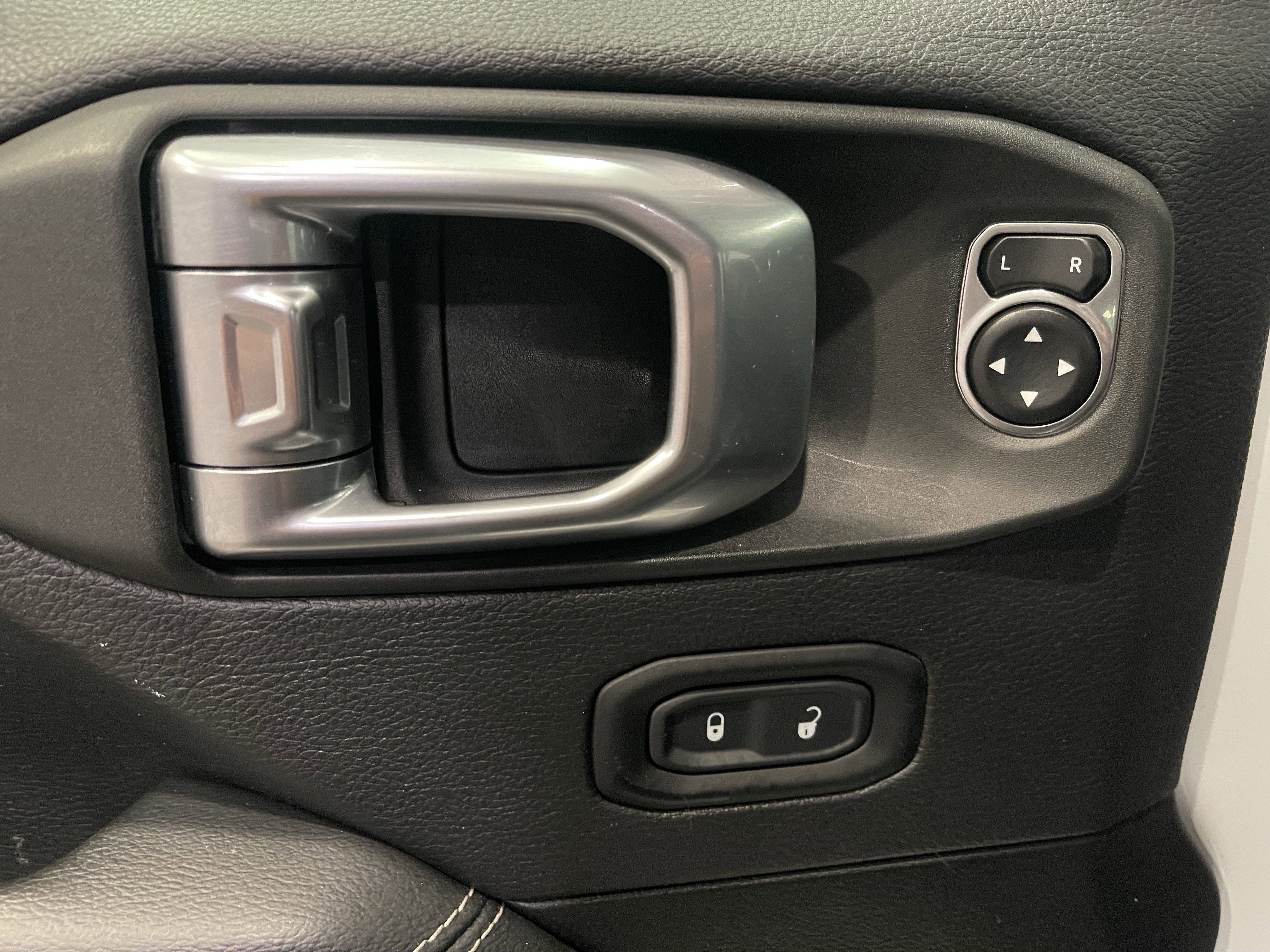 Used 2020 Jeep Wrangler Unlimited Sahara AWD/4WD image 12