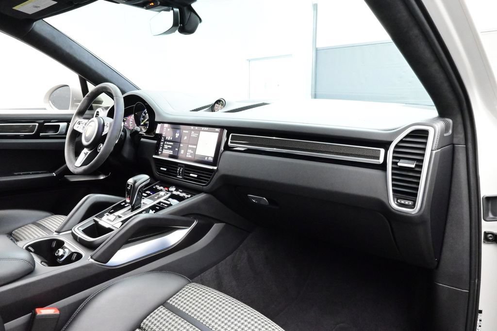 Certified 2021 Porsche Cayenne Turbo S w/ Lightweight Sport Package AWD/4WD image 19