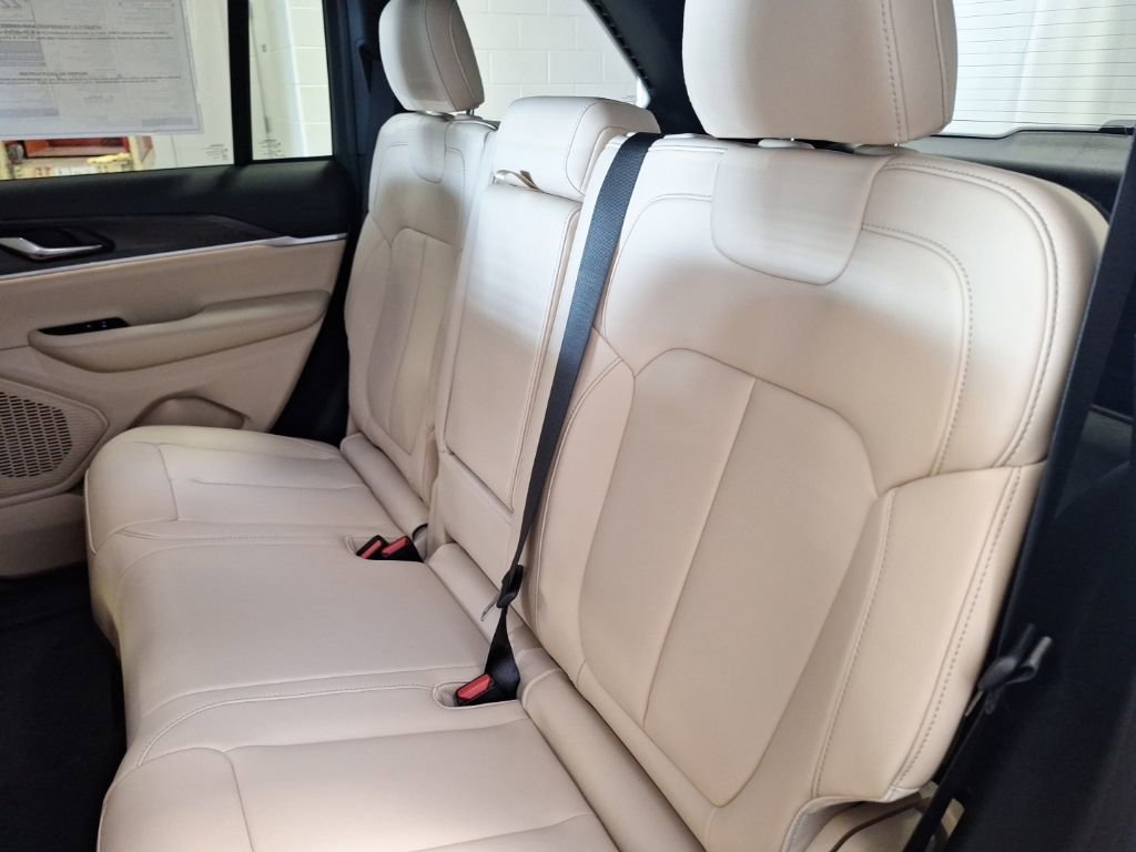 New 2025 Jeep Grand Cherokee Limited w/ Black Appearance Package image 19