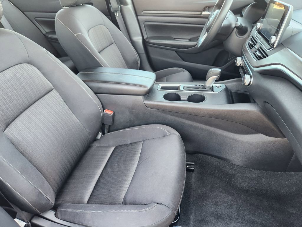 Used 2025 Nissan Altima 2.5 SV FWD image 14