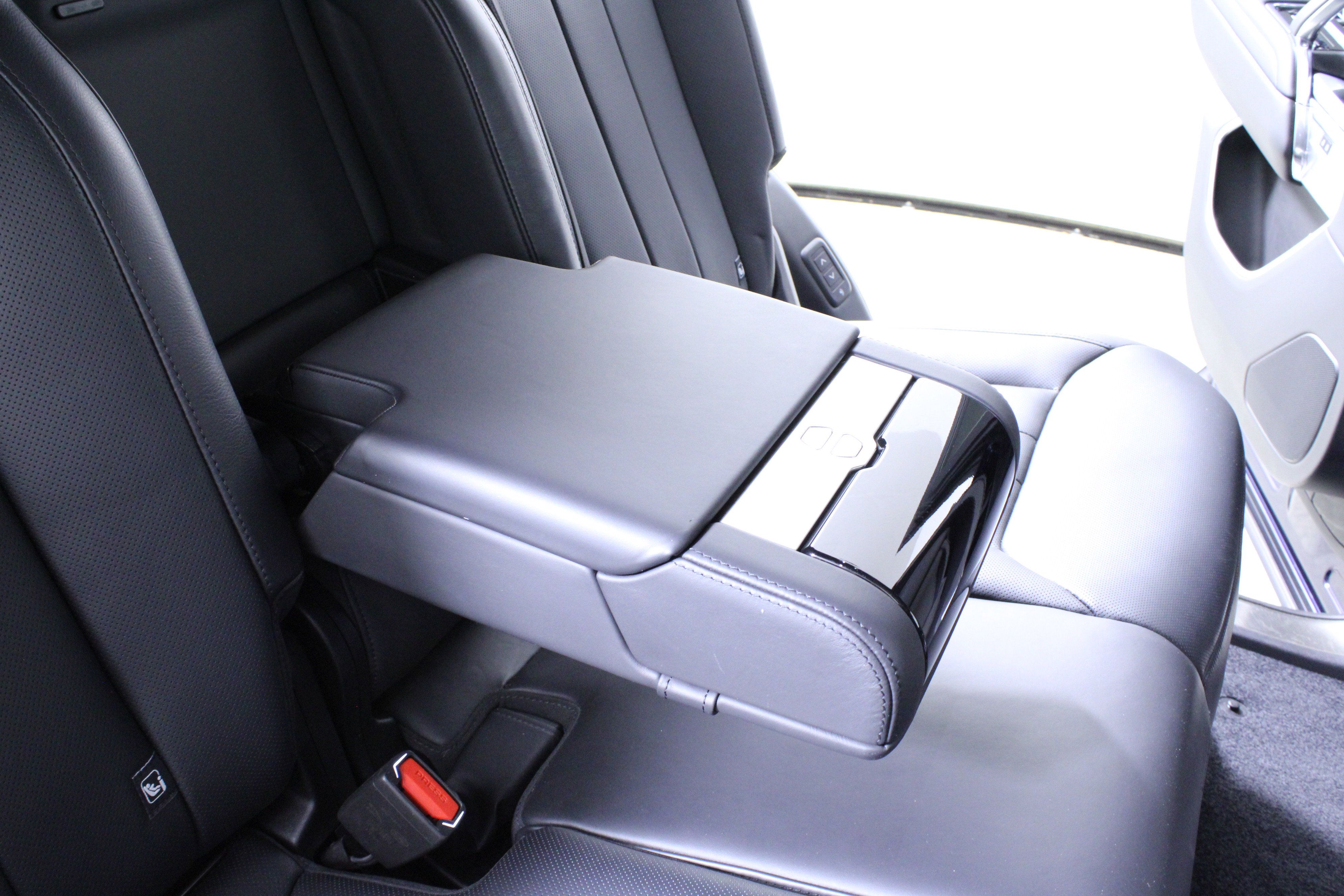 Used 2023 Land Rover Range Rover Long Wheelbase SE image 16