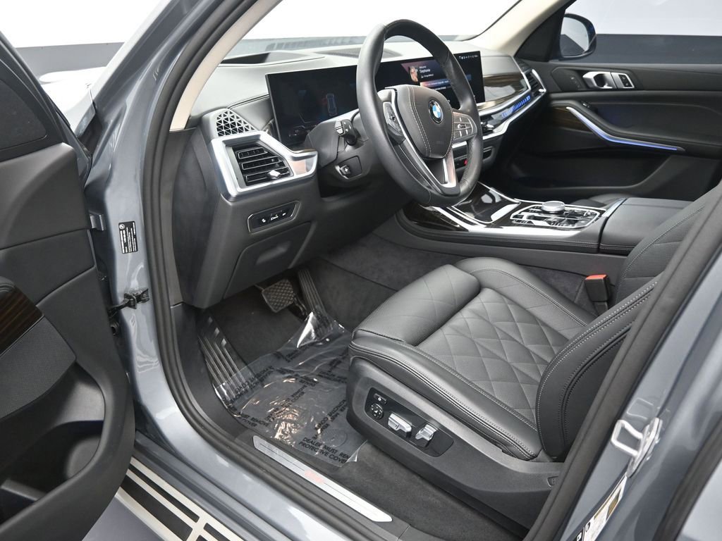 Used 2025 BMW X7 xDrive40i w/ Parking Assistance Package image 11