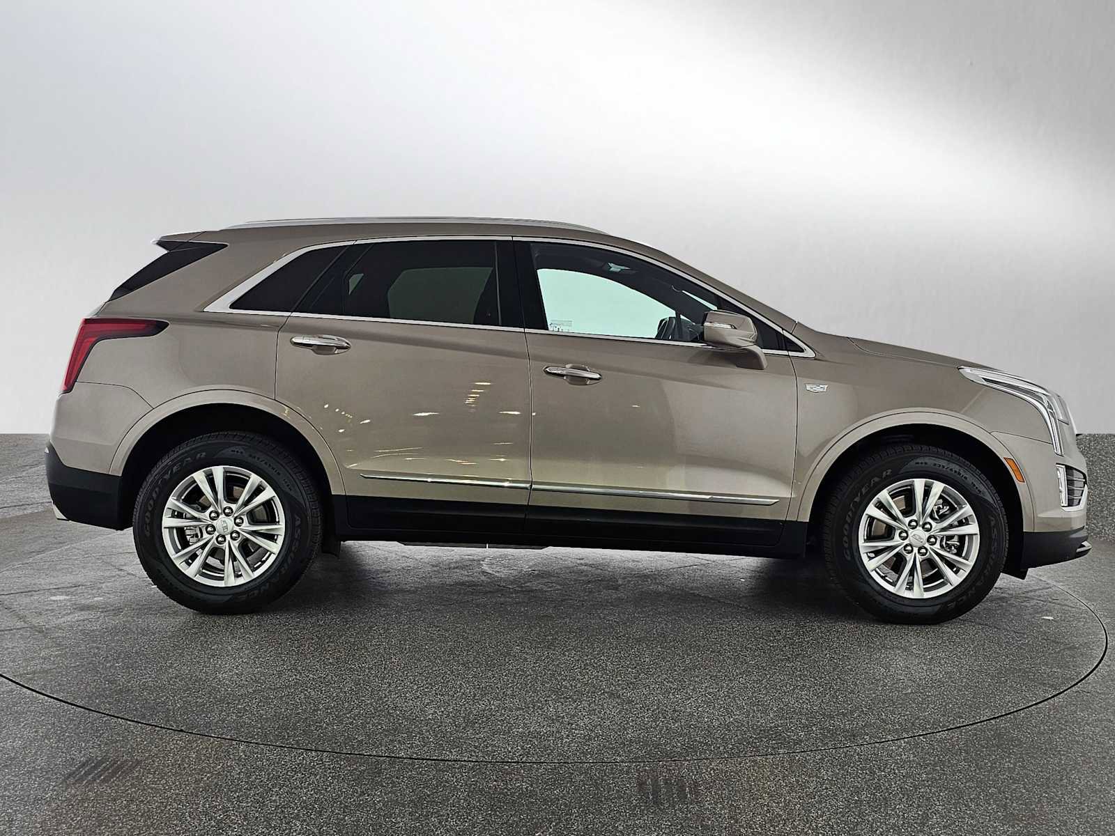 Used 2023 Cadillac XT5 Luxury image 2