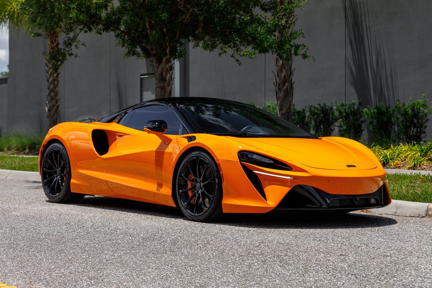 Used 2025 McLaren Artura Spider RWD image 2