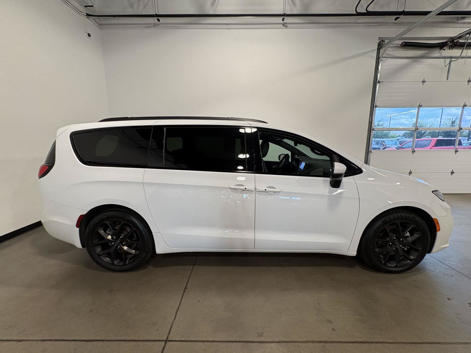 Used 2023 Chrysler Pacifica Touring-L w/ S Appearance Package FWD image 2