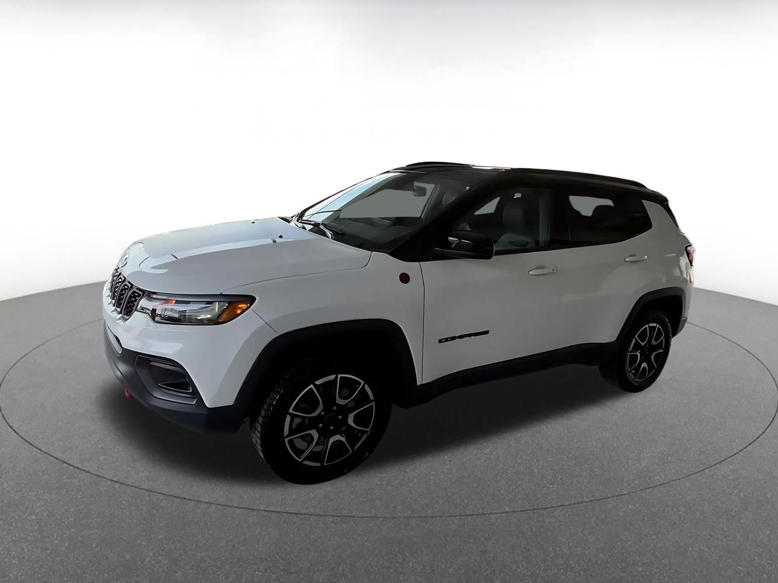 Used 2025 Jeep Compass Trailhawk AWD/4WD image 8