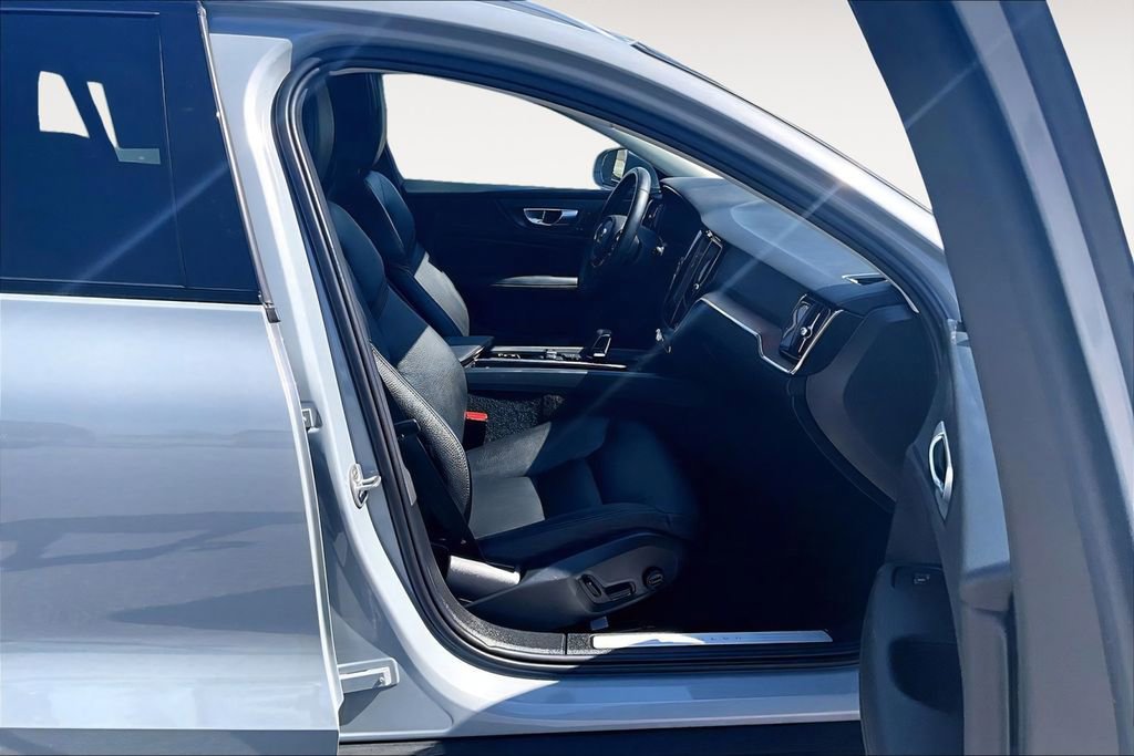 Used 2024 Volvo V60 B5 Cross Country Plus image 7