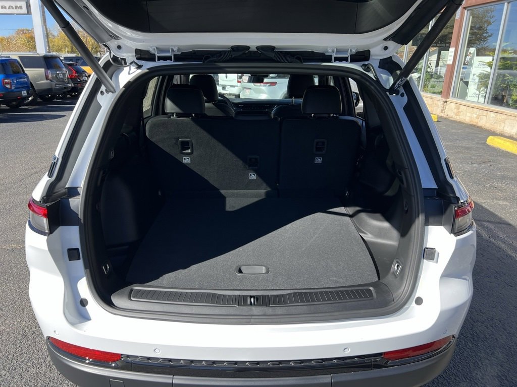 New 2025 Jeep Grand Cherokee Altitude image 17