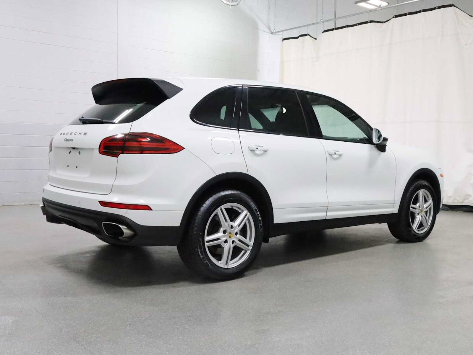 Used 2016 Porsche Cayenne AWD/4WD image 9