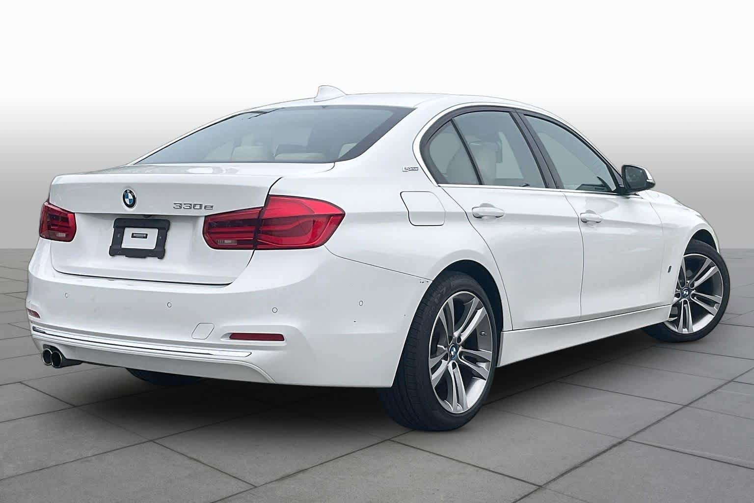 Used 2018 BMW 330e w/ Premium Package RWD image 12