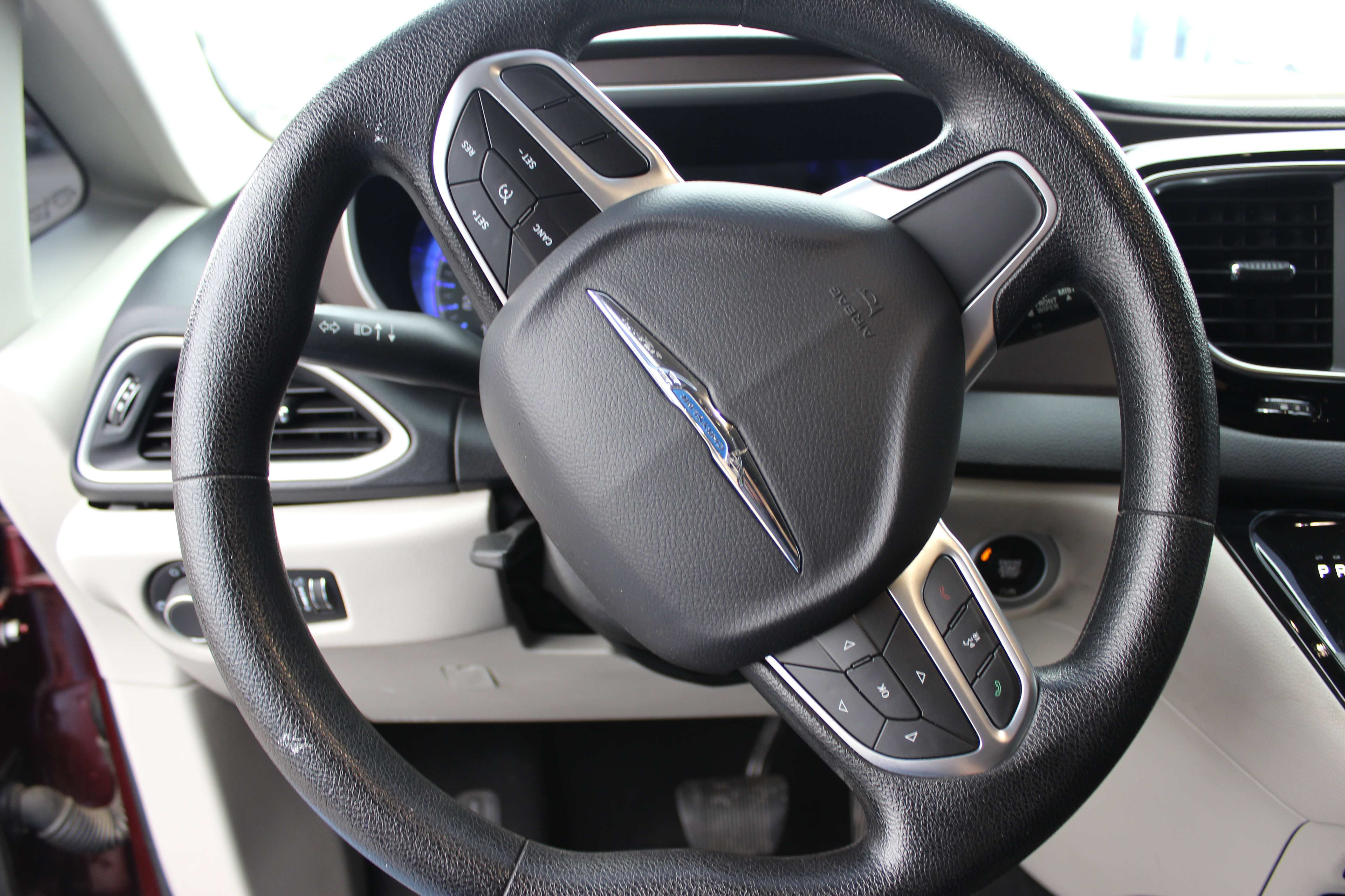 Used 2020 Chrysler Voyager Lxi image 20