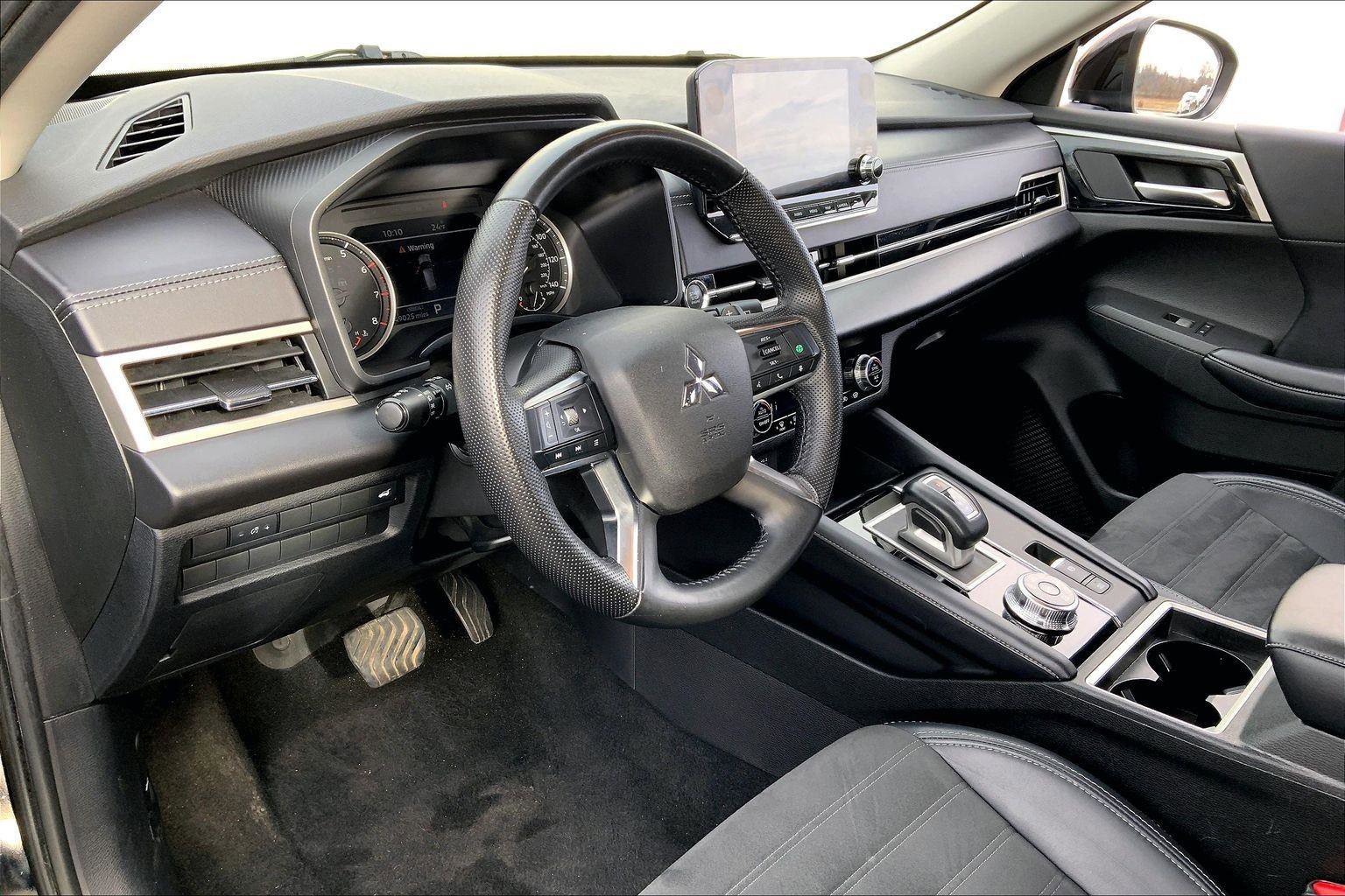 Used 2024 Mitsubishi Outlander SE image 13