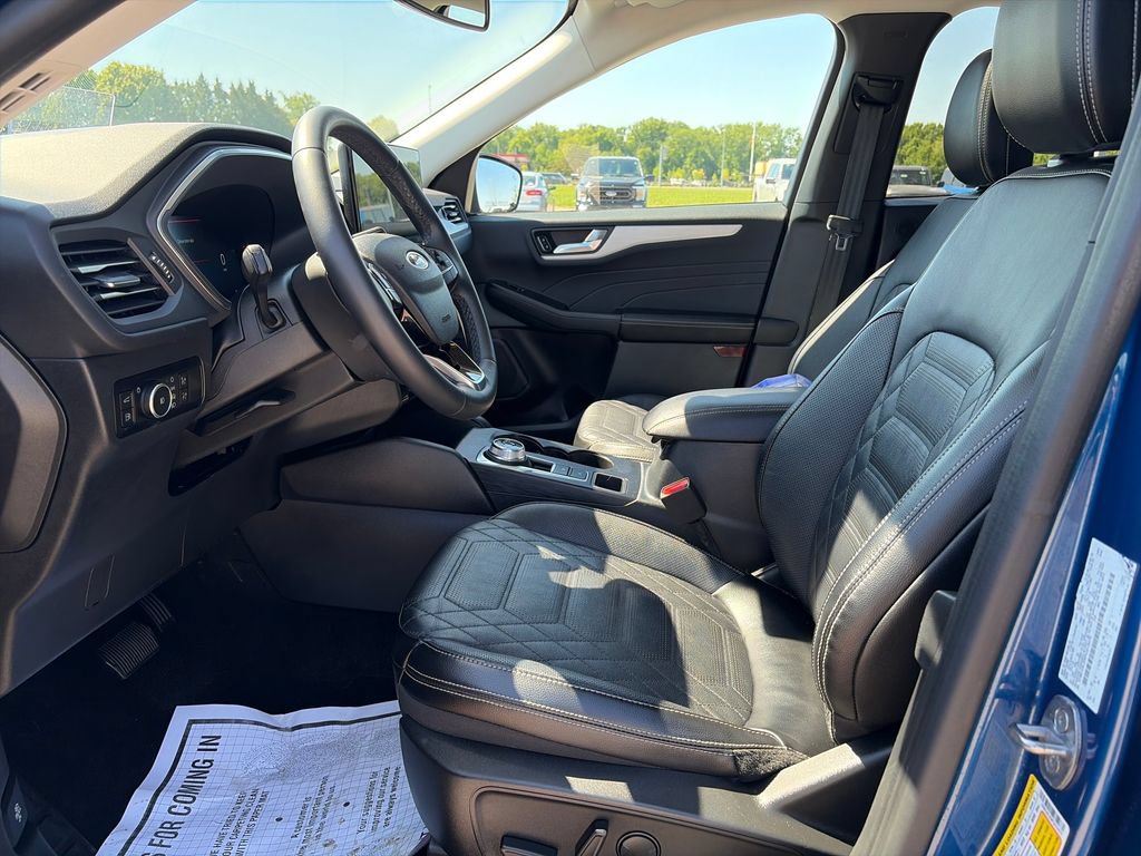 Used 2023 Ford Escape Platinum w/ Premium Technology Package AWD/4WD image 16